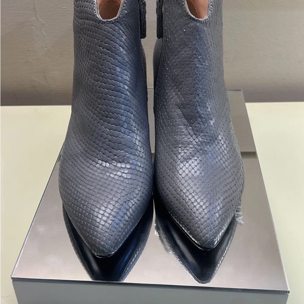 Agl MADE IN ITALY LEATHER Gray Textured Ankle Boots with V-Shaped Opening - Picture 4 of 10